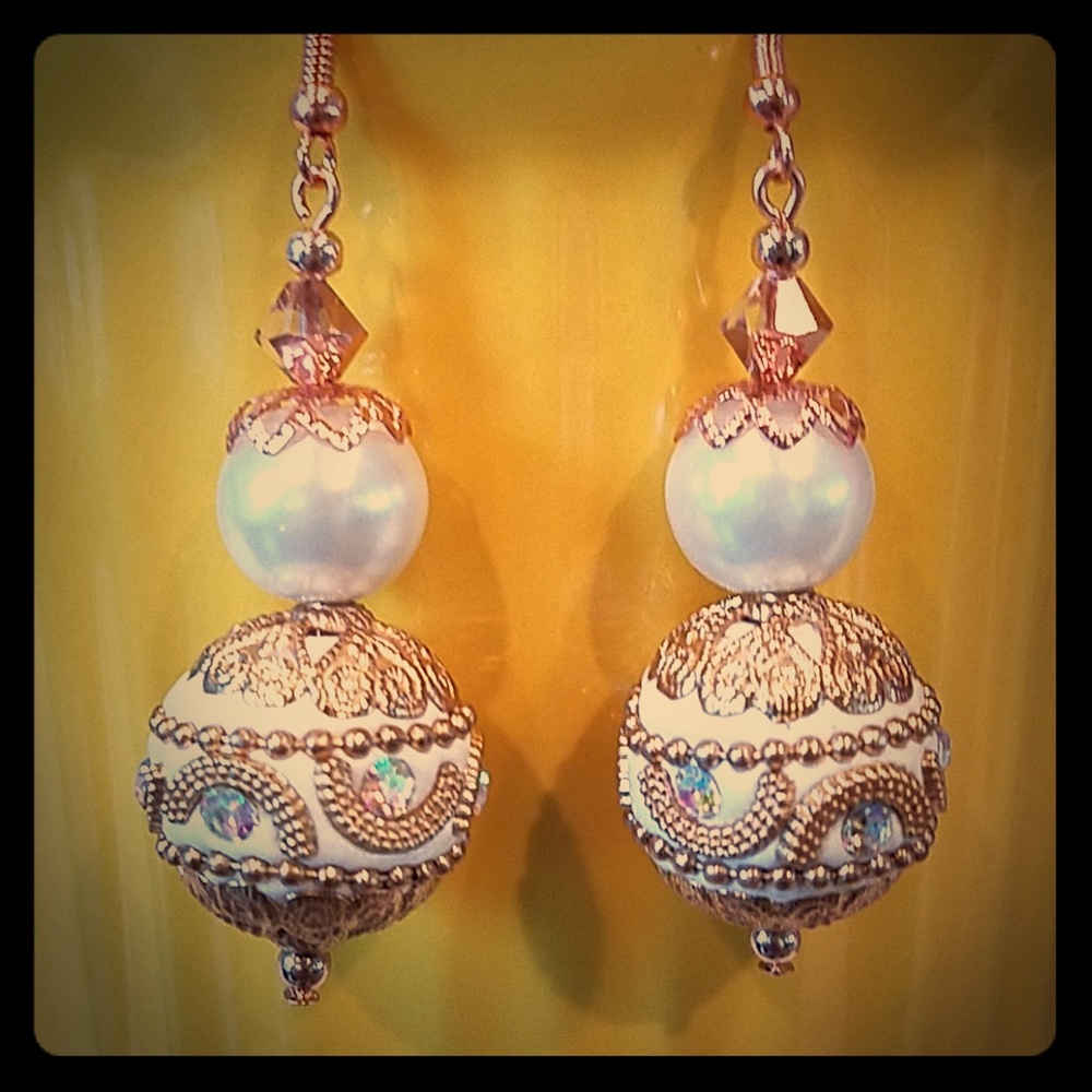 Handcrafted rose gold n white Crystal EARART 🌹